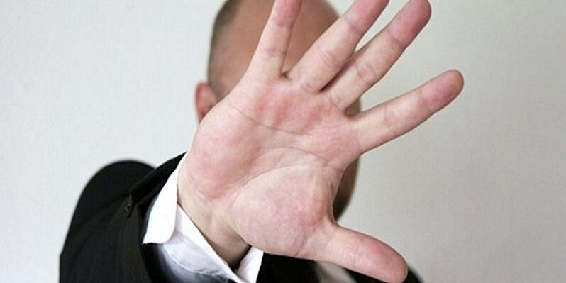 férfi a pénisz megnagyobbodása elleni kötődés